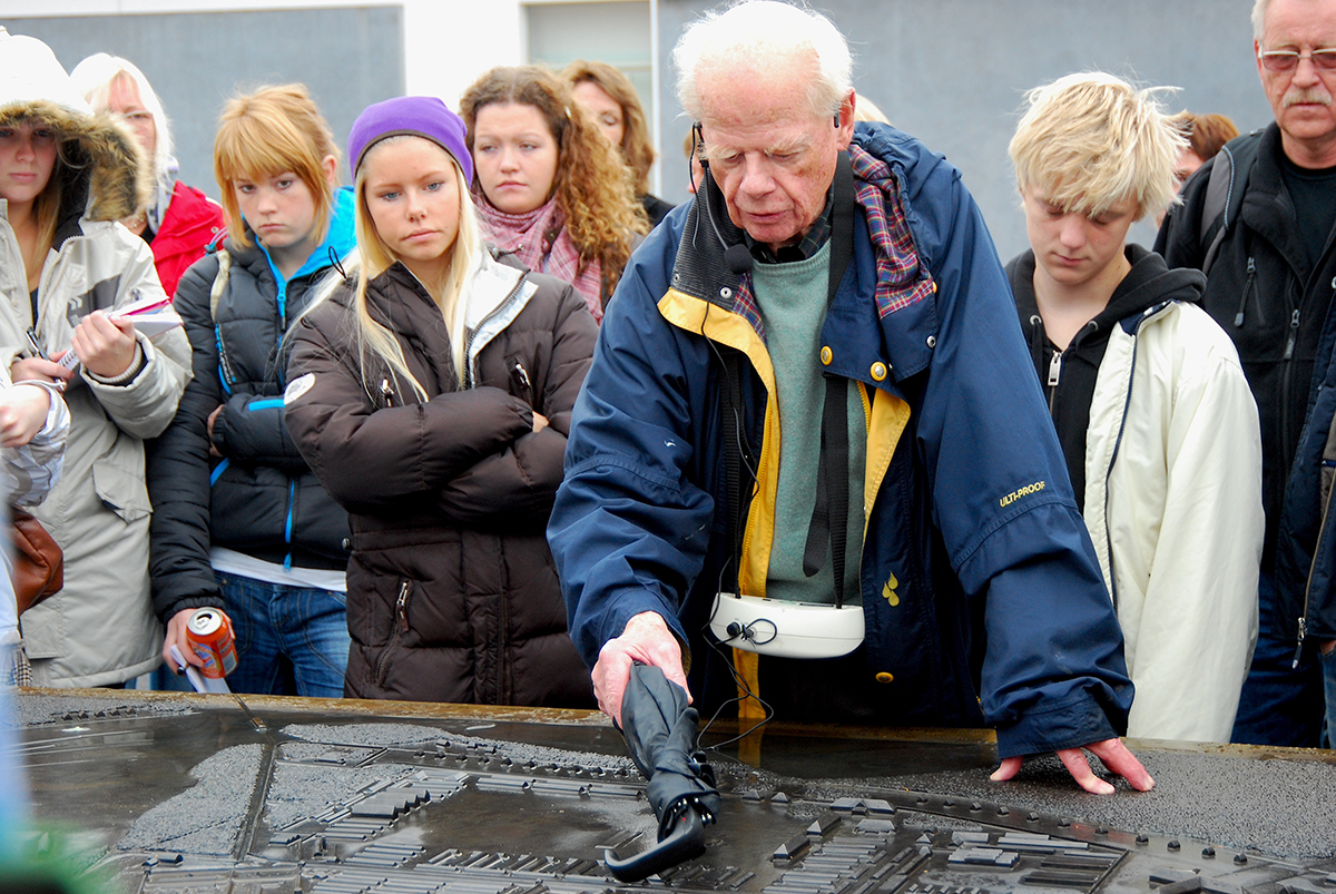 Bernt H. Lund i Sachsenhausen med ungdommer